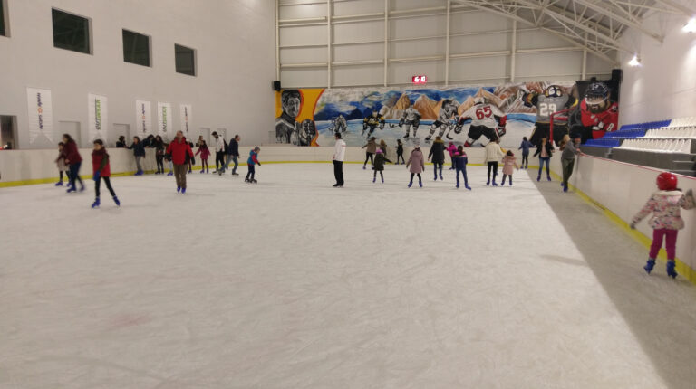 Kent Paten buz pisti ve duvar resmi